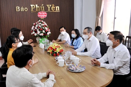 Ủy viên Trung ương Đảng, Bí thư Tỉnh ủy Phú Yên Phạm Đại Dương và lãnh đạo tỉnh thăm, chúc mừng 75 năm Ngày truyền thống Báo Phú Yên.