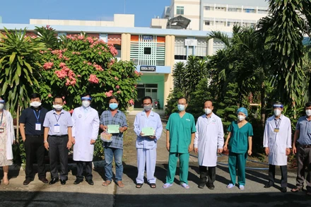 Những bệnh nhân mắc Covid-19 nặng được Tiền Giang chữa trị thành công đã xuất viện.