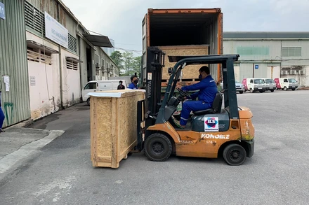 Vận chuyển thiết bị thu vé tự động xuống nhà ga.