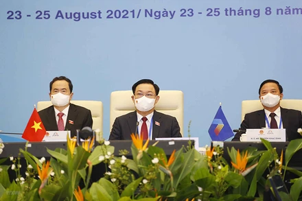 Chủ tịch Quốc hội Vương Đình Huệ cùng các vị lãnh đạo Quốc hội tham dự Lễ khai mạc Đại hội đồng AIPA lần thứ 42. (Ảnh: Doãn Tấn/TTXVN)