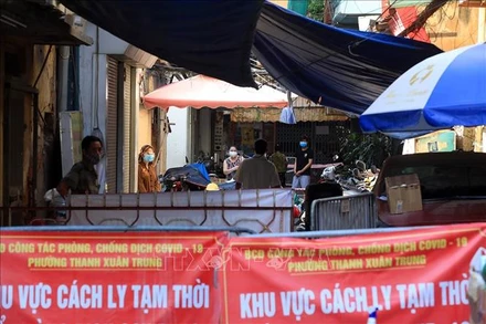 Khu vực phong tỏa tại phường Thanh Xuân Trung, quận Thanh Xuân (Ảnh: TTXVN)
