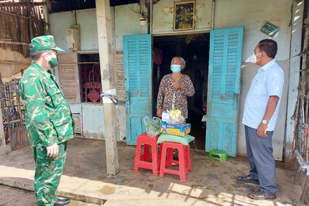 Tặng quà cho người dân nghèo ảnh hưởng dịch Covid-19 trên địa bàn ấp Âu Thọ A, xã Vĩnh Hải, thị xã Vĩnh Châu.