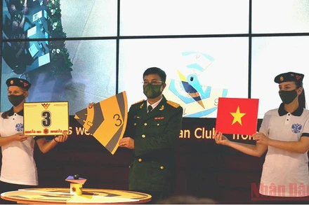 Thượng tá Bùi Yên Tĩnh, Đội trưởng đội tuyển Việt Nam tham gia cuộc thi Kinh tuyến với kết quả bốc thăm. Ảnh: TRỊNH DŨNG