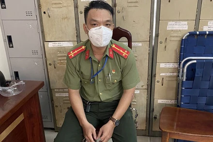 Đối tượng Phan Phi Toàn với bộ quân phục giả tại Cơ quan chức năng. (Ảnh: Công an cung cấp).