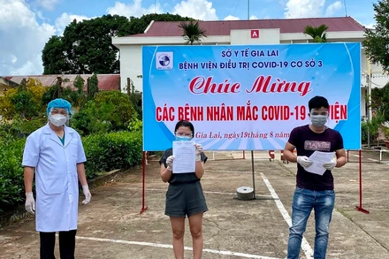 Trao giấy ra viện cho 2 công dân được điều trị khỏi bệnh, ngày 19/8.