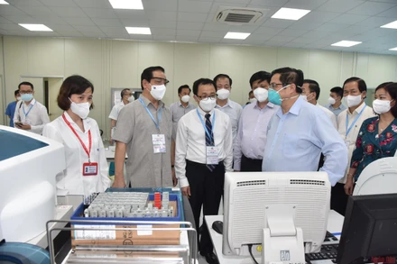  Thủ tướng Phạm Minh Chính kiểm tra khu vực xét nghiệm.