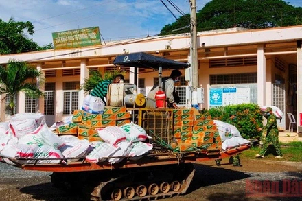 Chuyển quà lên xe hỗ trợ chính quyền và bà con Việt kiều tại xã Cô Rô Ca, huyện Pèm Chô, tỉnh Prey veng, Campuchia. (Ảnh: PHÚ QUÝ)