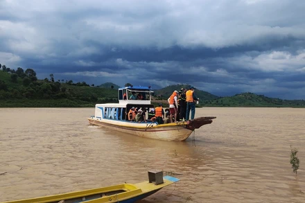 Hiện trường lực lượng chức năng đưa thi thể hai nạn nhân lên bờ.