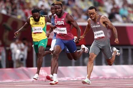 Andre De Grasse (bìa phải) cán đích đầu tiên để giành huy chương vàng chạy 200m nam với khoảng cách rất sít sao so với các đối thủ bám đuổi. (Ảnh: Getty Images)