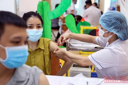 Dù cơ thể không xuất hiện các phản ứng (tác dụng phụ) sau tiêm, cơ thể vẫn sinh miễn dịch chống lại SARS-CoV-2 (Ảnh minh họa: NDĐT)