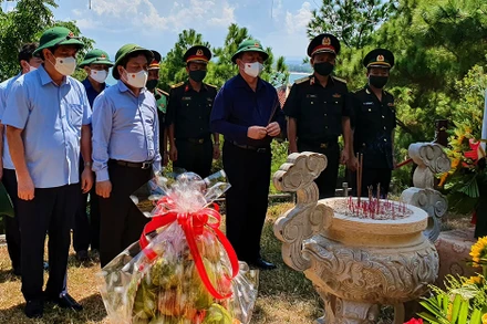 Đồng chí Nguyễn Trọng Nghĩa, Bí thư Trung ương Đảng, Trưởng Ban Tuyên giáo Trung ương dâng hương, viếng mộ Đại tướng Võ Nguyên Giáp.