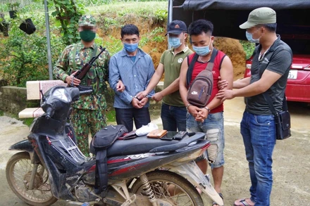 Các đối tượng Giàng A Tủa và Giàng A Chá bị bắt giữ cùng tang vật.