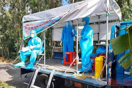 Xe hỗ trợ lấy mẫu xét nghiệm lưu động.