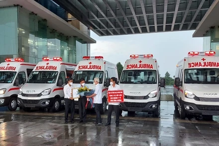 Công ty Cổ phần Hưng Thịnh trao tặng 5 xe cứu thương cho tỉnh Bình Dương.