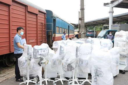 Các trang thiết bị được đóng gói cẩn thận vận chuyển từ Hà Nội vào TP Hồ Chí Minh.