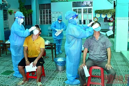 Xét nghiệm sàng lọc SARS-CoV-2 cho người dân phường Đức Nghĩa, TP Phan Thiết (Bình Thuận). Ảnh: ĐÌNH CHÂU.