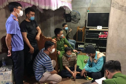 Đối tượng Nguyễn Văn Sơn bị bắt quả tang cùng tang vật.