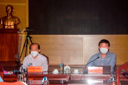 Bí thư Tỉnh ủy Đồng Tháp Tháp Lê Quốc Phong phát biểu tại buổi làm việc với thành phố Sa Đéc, tối 11/8.