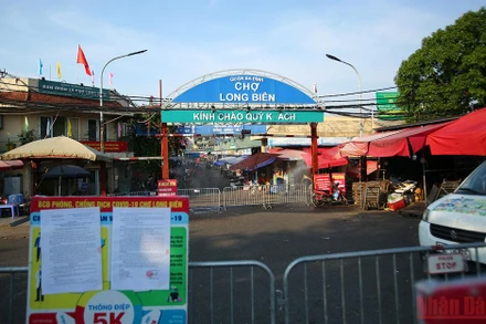 Khu vực phong tỏa chợ Long Biên. Ảnh: ĐĂNG ANH