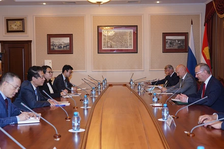 Đại sứ Đặng Minh Khôi thảo luận cùng Thống đốc Vladislav Shapsha. (Ảnh: THANH THỂ)