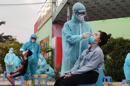 Lấy mẫu xét nghiệm để bóc tách F0 ra khỏi cộng đồng tại phường An Phú.