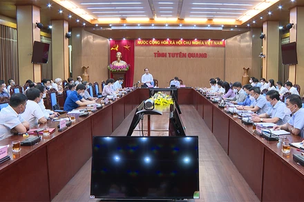 Bí thư Tỉnh ủy Tuyên Quang Chẩu Văn Lâm: tăng cường phòng, chống dịch, tập trung duy trì, mở rộng sản xuất.