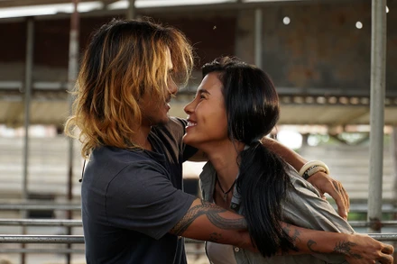 Thúy Diễm và bạn diễn Hữu Thanh Tùng trong phim.