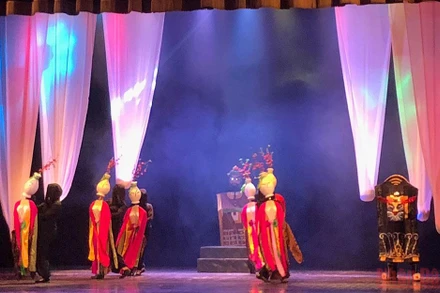 Công bố thủ tục hỗ trợ người lao động trong các ngành nghệ thuật. Ảnh: Các nghệ sĩ Nhà hát Múa rối Việt Nam giới thiệu vở "Kiều".