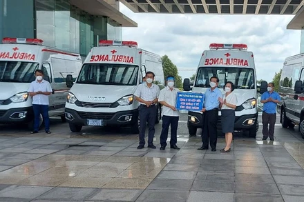 Công ty cổ phần Hưng Thịnh trao 5 xe cứu thương tặng tỉnh Bình Dương.