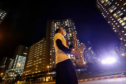 Nghệ sĩ saxophone Trần Mạnh Tuấn biểu diễn bản nhạc "Quê hương". (Ảnh: FB nghệ sĩ)