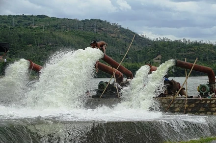 Trạm thủy nông Tam Giang (Công ty TNHH MTV thủy nông Đồng Cam) huy động 5 tổ bơm điện công suất lớn bơm nước chống hạn