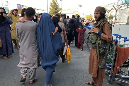 Lối vào sân bay quốc tế Hamid Karzai, tại Kabul, Afghanistan, ngày 16/8. (Ảnh: Reuters)