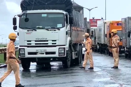 Lực lượng cảnh sát giao thông phân luồng cho xe lưu thông tại điểm tập kết bến xe trung tâm TP Cần Thơ.