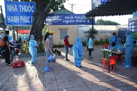 Công dân xếp hàng xét nghiệm nhanh Covid-19 trước khi lên đường về quê tỉnh Đắk Lắk.