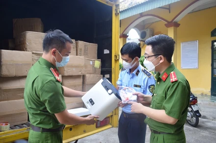 Phòng Cảnh sát Kinh tế, Công an tỉnh Hưng Yên bàn giao lô hàng máy tạo oxy không rõ nguồn gốc cho Đội Quản lý thị trường số 5, Cục quản lý thị trường tỉnh Hưng Yên.