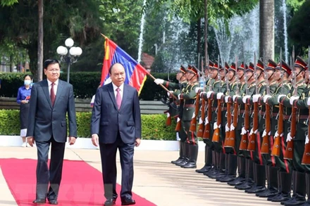 Tổng Bí thư, Chủ tịch nước Lào đón, hội đàm với Chủ tịch nước Nguyễn Xuân Phúc