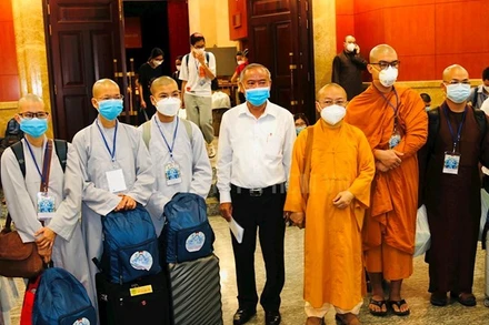 Các tình nguyện viên Phật giáo tham gia hỗ trợ phòng chống dịch Covid -19 chuẩn bị xuất quân. 