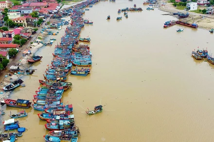Tàu thuyền vào khu neo đậu sông Roòn, tỉnh Quảng Bình.