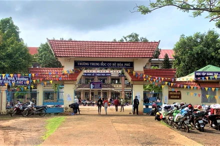  Điểm lấy mẫu xét nghiệm ở Trường trung học cơ sở Hòa Phú cho người từ các tỉnh phía nam về địa phương.