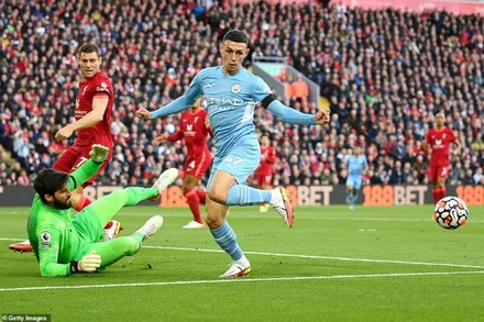 Phil Foden là một trong 4 cầu thủ ghi bàn ở trận hòa 2-2 giữa Liverpool và Man City. (Ảnh: Daily Mail)