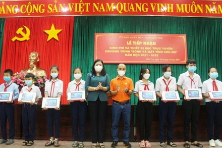 Lãnh đạo tỉnh Bến Tre trao thiết bị học trực tuyến cho các em học sinh có hoàn cảnh khó khăn.