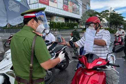 Lực lượng công an kiểm tra các phương tiện lưu thông tại các chốt, trạm.