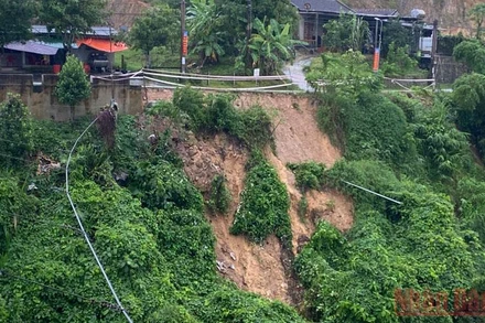 Mưa lớn khiến nhiều tuyến đường ở Vũ Quang (Hà Tĩnh) bị sạt lở nghiêm trọng. 