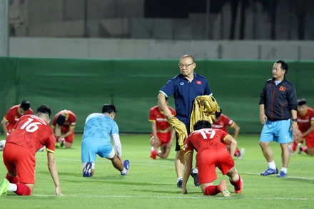HLV Park Hang-seo cùng các tuyển thủ tập luyện trước trận đấu với Oman. (Ảnh: VFF)