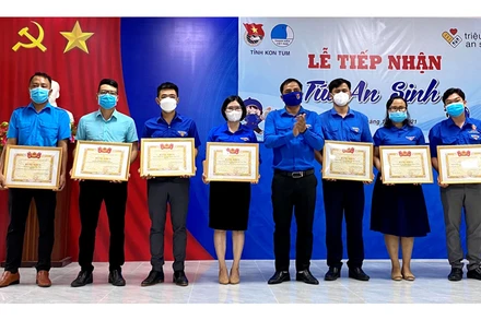 Trao tặng bằng khen của Trung ương Đoàn cho các cá nhân xuất sắc trong triển khai công tác phòng, chống dịch Covid-19.