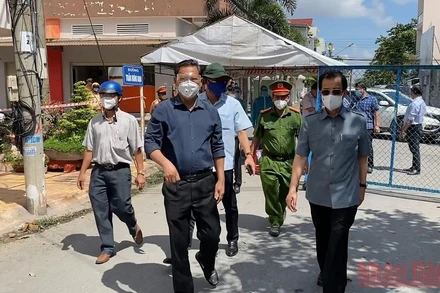 Bí thư Tỉnh ủy An Giang (bên phải) kiểm tra ổ dịch tại thị trấn Mỹ Luông.