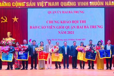 Ban Tổ chức trao giải cho các báo cáo viên. (Ảnh: NGỌC HIỆP)