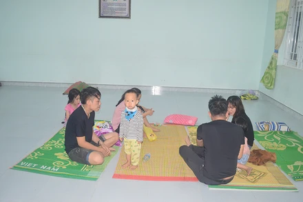 Bà con cảm thấy ấm áp nghĩa tình trên đường về quê.