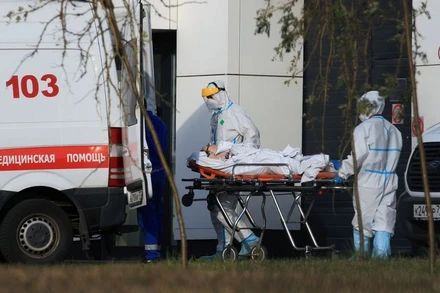 Các nhân viên y tế di chuyển bệnh nhân bên ngoài bệnh viện điều trị Covid-19 ở Moscow, Nga, ngày 13/10/2021. (Ảnh: Reuters)