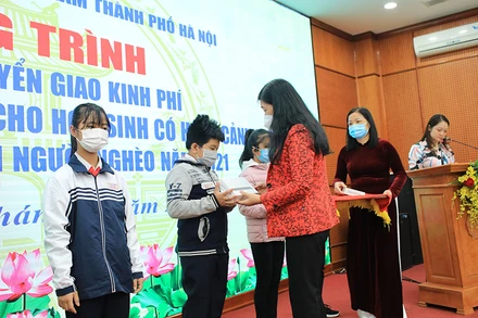 Các em học sinh nhận quà hỗ trợ từ Chương trình “Sóng và máy tính cho em”.